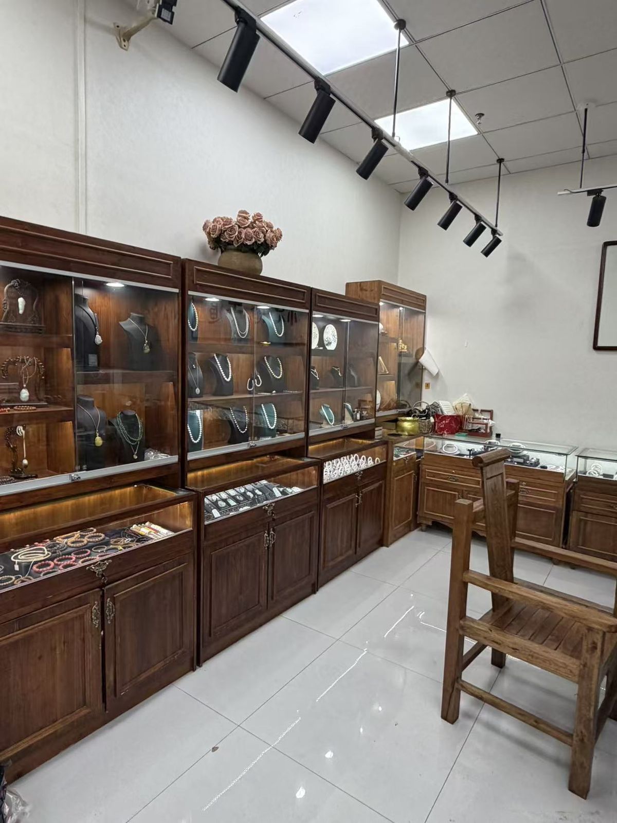 左手珠宝实拍 - 店内实木珠宝展柜实拍